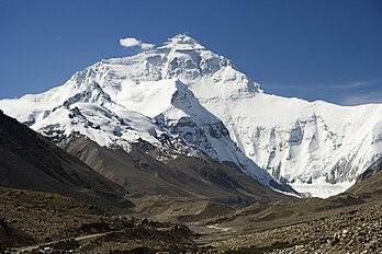 La face nord de l'Everest, vue du chemin menant au camp de base (Tibet). (définition réelle 2 000 × 1 333)