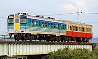 久留里線で運用される1000番台（左）とキハ30形 （横田 - 東清川 2010年12月12日）