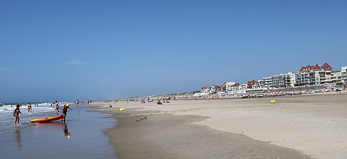 La plage à marée basse.