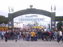 Entrée principale délimitée par une haie indiquant Willkommen zum Oktoberfest.