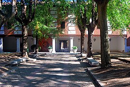 Patio "de Filósofos" (por estar en torno a él los estudios de filosofía) o "de Continuos" (por dar paso a las dependencias de los "continos" o criados), en el Colegio Mayor de San Ildefonso. Fue construido por Juan de la Riba[42]​ (1530-1535). Se comunica con el callejón de San Pedro y San Pablo por la "puerta de burros", que atravesaban los "mantas" (estudiantes suspendidos) para ser manteados.[43]​