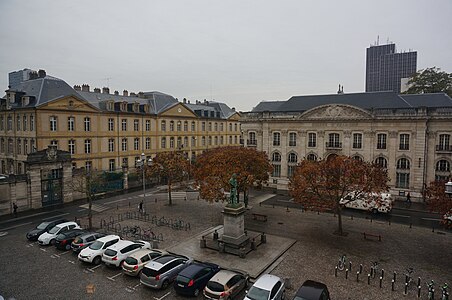 Vue sur le bâtiment de la Caisse d'épargne (à droite de l'image). .