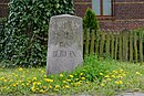 Postmeilensäule, vor dem Grundstück