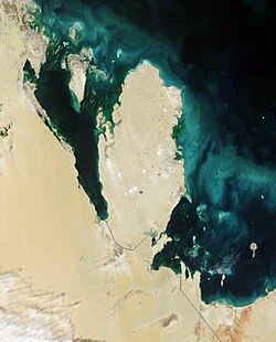 Image satellite du golfe de Bahreïn avec Bahreïn dans le centre gauche bordé par l'Arabie saoudite à l'ouest et au sud, le Qatar au centre et ouvert sur le golfe Persique en direction du nord.