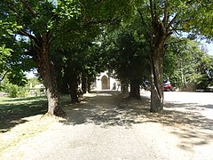 L'allée menant à l'église...