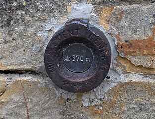 Borne de nivellement sur le mur de l'église - Altitude 370 m.