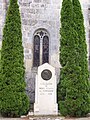 Près de l'église, stèle en hommage à Montaigne.