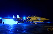 空母「キティホーク」から夜間発進するF-14D