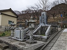 1963年（昭和38年）3月16日に能生駅 - 百川信号場間で発生した地すべり（通称「小泊地すべり」）の現場と犠牲となった住民の慰霊碑（2023年）