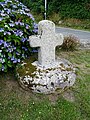 Croix monolithe en granite (placître de la chapelle Saint-Côme et Saint-Damien).