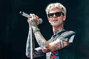 Rutherford performing with The Neighbourhood in 2018