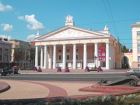 Главный фасад, здания драматического театра в Брянске