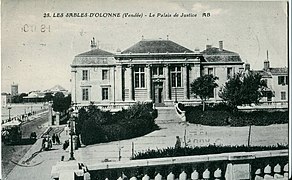 Autobus longeant le Palais de justice, vers 1930 : le tramway a disparu...