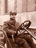 Portrait d'Albert Clément au volant.