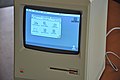 1984年発売のMacintosh 512Kのディスプレイ。本体とディスプレイは一体化している。