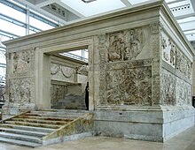 Vue générale de l'Ara Pacis dans son lieu d'exposition actuel