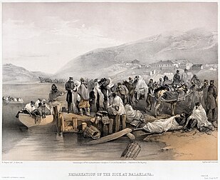 Embarque dos doentes em Balaclava (1855), litografia colorida de William Simpson mostrando o embarque dos doentes no porto de Balaclava, o centro de abastecimento das forças britânicas, para transferência para o hospital temporário no quartel Selimiye, onde Florence Nightingale trabalhou durante a Guerra da Crimeia. William Simpson (1823−1899) foi um artista, artista de guerra e correspondente de guerra escocês. Além de seus retratos das guerras, ele cobriu eventos de Estado, coroações, funerais e outras cerimônias. Ele estava particularmente interessado na Índia e esboçou cenas dos marajás da Caxemira. Era um notável etnógrafo e antiquário, e escreveu extensivamente sobre antigas religiões, costumes e artefatos antigos. (definição 3 833 × 3 121)