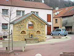 La fontaine de l'ancien lavoir sur la place du village.