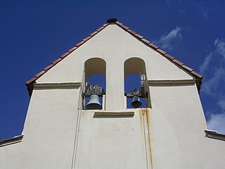 Clocher mur et ses deux cloches