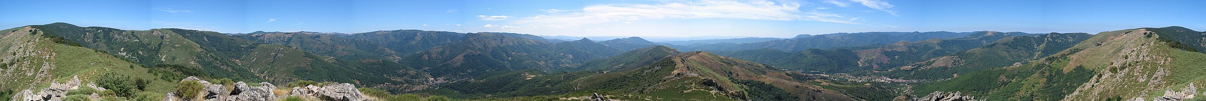 Panoramique montrant Burzet (à gauche) et Montpezat-sous-Bauzon (à droite) vu depuis le Mont Aigu, en août 2005.