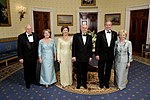 Dåvarande president George W. Bush, Barbara Bush, vicepresidenten Dick Cheney, Lynne Cheney, Australiens premiärminister John Howard och Janette Howard i Blå rummet 2006