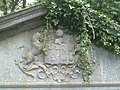 Blason de la famille Zualart au cimetière paroissial.