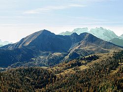 A Monte Sief (jobbra) és a Col di Lana (balra) (Háttérben a Marmolada-gleccser)