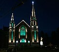 Église Sainte-Agnès de Lac-Mégantic avec la façade illuminée.