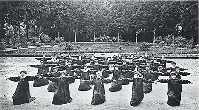 Groupe d'élèves en cours de gymnastique à la fin du XIXe siècle.