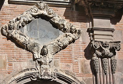 El detalle de la fachada está en el patio interior.