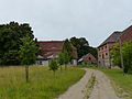 Gutsanlage mit Gutshaus, drei Stallgebäuden, Kornspeicher/Mühle, Park mit Rest eines Belvederes (gehörig zu Wohnhaus Nr. 35), Umfassungsmauer mit Toranlage