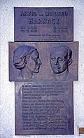 Placa conmemorativa na casa onde viviron Arvid e Mildred Harnack, no 61 Hasenheide, Neukölln, de Berlín.