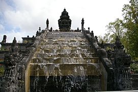 Temple Pura Bunga, cascade d'eau et statues de serpents-dragons.