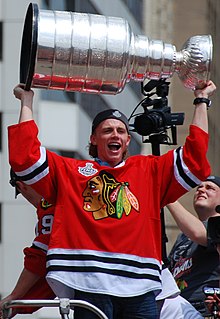 Photographie montrant Patrick Kane qui brandit la Coupe Stanley