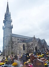 L'église paroissiale Saint-Néventer et le cimetière l'entourant.