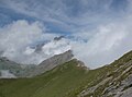 Punta Rasciassa vista dalle vicinanze di Cima di Crosa; davanti, il Monte Rocceniè; sullo sfondo, il Monviso