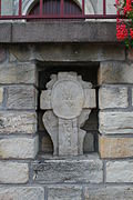 Croix dans le perron de l'église Saints-Simon-et-Jude.