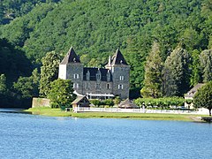 Sur la gauche du château du Gibanel, le Doustre conflue avec la Dordogne.