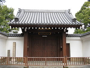 Un sanmon di basso rango del Sozen-ji ad Osaka