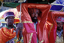 Prêtre portant un tabot durant la cérémonie à Gondar