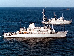 Sentry (MCM-3) and coastal minehunter Kingfisher (MHC-56), 16 March 2000.