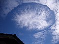 27 juillet 2016 Un phénomène météorologique étonnant : le trou de virga (en anglais : fallstreak hole).