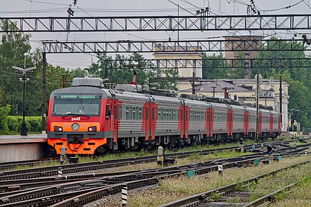 Поезд на железнодорожной станции Луга-1