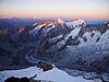 Mittig rechts (von links) erst Nesthorn, dann Lötschentaler Breithorn mit dem Bietschhorn dahinter. Im Grat davor von rechts: Schinhorn, das grosse Felssegel des nördlichen Wysshorns, das an den Firngrat anschliessende Mittlere Wysshorn, dann der Felsgipfel Südliches Wysshorn, gefolgt von den Torberg-Gipfeln. Der lange Ostgrat des Mittleren Wysshorns endet mit dem Distelberg (in der Vergrösserung des Bildes ganz gut zu erkennen. Direkt darüber der kurze Grat des Unteren Torbergs).