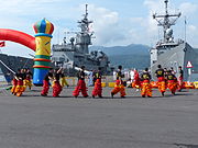 2013年中正軍港營區開放活動清晨，13號碼頭濟陽級鳳陽軍艦（左，FFG-933）和子儀軍艦（右）與暖身運動繞圈跑步的陸專龍獅社。