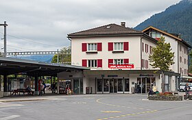 Bahnhofsgebäude und Bahnhofsvorplatz (2021)