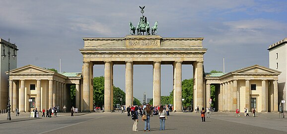 Frontal view with the Pariser Platz looking west towards Straße des 17. Juni