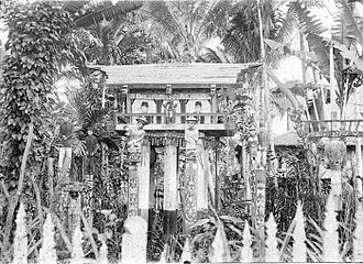 Historical image of a Sandung surrounded by Sapundu