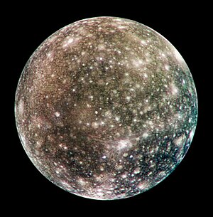 תמונה של הירח קליסטו שצולמה מהגשושית גלילאו ב-2001. קליסטו הוא אחד מהירחים של כוכב הלכת צדק.