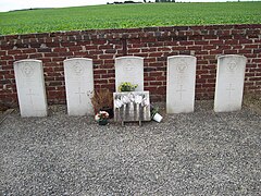 Tombes de soldats du Commonwealth dans le cimetière.